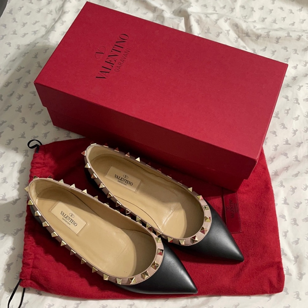 Reposh Valentino Garavani Black and Gold Studded Flats